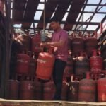 श्रीनगर में गैस सिलेंडरों की कालाबाजारी पर शिकंजा, वितरण वाहन में मिले 9 भरे सिलेंडर