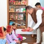 महाअष्टमी पर कैबिनेट मंत्री गणेश जोशी ने किया कन्या पूजन