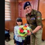 देहरादून एसएसपी से मिलने पहुंची नन्ही बच्ची, फूल देकर जताया पुलिस के प्रति सम्मान