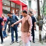 जन शिकायत की पड़ताल करने मौके पर पहुंचे सीएम, वीडियो कॉल के जरिए अधिकारियों को दिखाई स्थिति