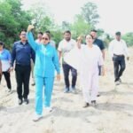 मिट्टी माथे से लगाकर बोली खेल मंत्री- “तीर्थ से कम नहीं खेल विश्वविद्यालय”