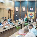 जिलाधिकारी ने निर्वाचन तैयारियों की समीक्षा कर नोडल अधिकारियों को दिए समयबद्ध कार्य पूर्ण करने के निर्देश